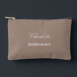 Elegante bolsa accesoria de la dama de honor Taupe<br><div class="desc">Elegant Bridesmaid Taupe Accesory Pouch, por favor personalizar el nombre de la dama de honor, usando la plantilla de personalización en línea antes de hacer el pedido. La plantilla de personalización también se puede utilizar fácilmente para personalizar el diseño de otros roles de invitados bodas, como la doncella de honor,...</div>
