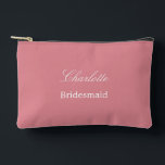 Elegante bolsa accesoria rosa Rubor para la dama d<br><div class="desc">Elegant Bridesmaid Rubor Pink Accesory Pouch, por favor, personaliza el nombre de la dama de honor, usando la plantilla de personalización en línea antes de hacer el pedido. La plantilla de personalización también se puede utilizar fácilmente para personalizar el diseño de otros roles de invitados bodas, como la doncella de...</div>