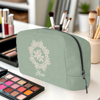 Elegante bolso de aseo verde salvia con textura de