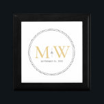 Elegante caja de regalo de Boda con monograma dora<br><div class="desc">Elegante Monograma de Oro con borde de grano negro. El borde punteado recuerda al milgrano,  que es una técnica de joyería a menudo utilizada para el compromiso y los anillos de boda. El borde de grano añade un estilo moderno y elegante a esta caja de regalo monogramada.</div>