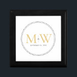 Elegante caja de regalo de Boda con monograma dora<br><div class="desc">Elegante Monograma de Oro con borde de grano negro. El borde punteado recuerda al milgrano,  que es una técnica de joyería a menudo utilizada para el compromiso y los anillos de boda. El borde de grano añade un estilo moderno y elegante a esta caja de regalo monogramada.</div>