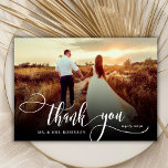 Elegante caligrafía 2 Tarjeta de agradecimiento al<br><div class="desc">Elegante Boda de Moda Moderna Boho Calligraphy 2 Foto Tarjeta de agradecimiento. Elegante plantilla de agradecimiento de simple boda con una foto vertical completa en el frente con el texto "Gracias" en una tipografía con letras brillantes a mano con tipografía swash tipografía de cola de abertura blanca sobre la imagen...</div>