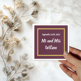 Elegante caligrafía de oro en servilleta de cóctel