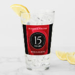 Elegante celebración del 15° Rosa de aniversario d<br><div class="desc">¡Brindemos por el 15º rosa de aniversario del boda con este vaso conmemorativo de pinta! Las elegantes letras blancas con románticos rojos y telones negros le dan un toque memorable a esta ocasión especial y a este hito. Personaliza con los nombres de la pareja y las fechas del matrimonio. El...</div>