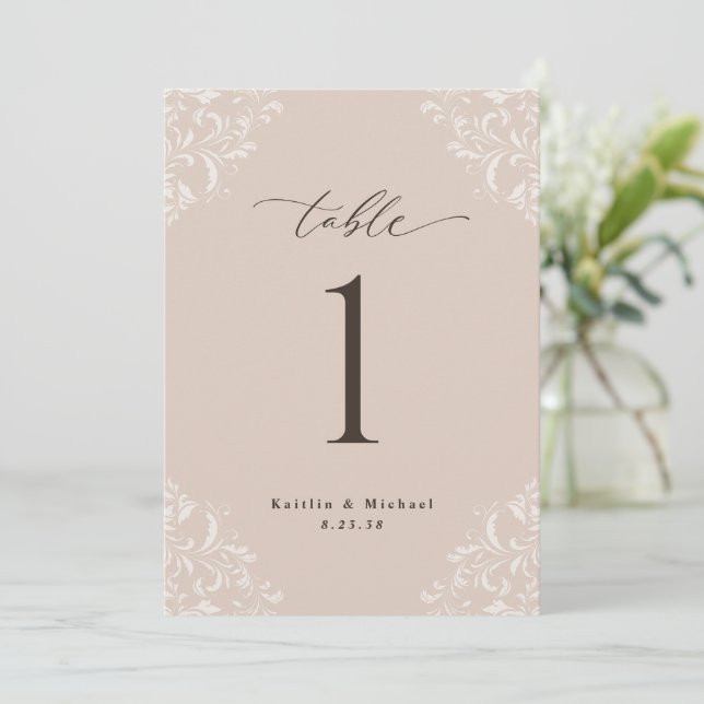 Elegante Champagne Tan 5 x 7 Bodas números de mesa (Anverso de pie)