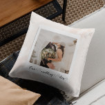 Elegante Cojín decorativo de fotografía Boda perso<br><div class="desc">"Transforme sus preciados momentos de boda en un bello recuerdo con nuestro Cojín decorativo personalizado de fotos de Bodas. Esta almohada está diseñada de manera exquisita para incorporar tus imágenes fotográficas bodas favoritas, y es una manera única de añadir un toque de amor y recuerdos a tu hogar. Personalízalo con...</div>