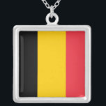 Elegante collar con bandera de Bélgica<br><div class="desc">Eleva tu estilo con nuestro elegante collar con la bandera de Bélgica! Este collar, elaborado con precisión y atención a los detalles, celebra el rico patrimonio cultural y el orgullo nacional de Bélgica. La pendiente exhibe orgullosamente la bandera de Bélgica, con tres bandas verticales de negro, amarillo y rojo. Ya...</div>