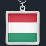 Elegante collar con bandera de Hungría<br><div class="desc">¡Muestra tu amor por Hungría con nuestro impresionante collar con la bandera de Hungría! Este collar es más que un accesorio hermoso; es una celebración de la vibrante cultura y rica herencia de Hungría. El llamativo diseño muestra de manera prominente la bandera húngara, lo que hace que sea una manera...</div>