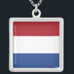 Elegante collar con bandera de los Países Bajos<br><div class="desc">Añada un toque de elegancia holandesa a su colección de accesorios con nuestro impresionante collar con la bandera de los Países Bajos. Diseñado con meticulosa atención a los detalles, este collar no es solamente una hermosa joya; es una celebración del orgullo holandés y la identidad cultural. El llamativo diseño muestra...</div>