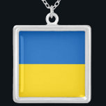 Elegante collar con bandera de Ucrania<br><div class="desc">¡Usa tu orgullo ucraniano cerca de tu corazón con este impresionante collar con la bandera de Ucrania! Diseñado con precisión y atención a los detalles, este collar muestra orgullosamente el icónico diseño de la bandera ucraniana - con dos bandas horizontales de azul y amarillo. Los colores vivos y la sorprendente...</div>