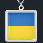Elegante collar con bandera de Ucrania<br><div class="desc">¡Usa tu orgullo ucraniano cerca de tu corazón con este impresionante collar con la bandera de Ucrania! Diseñado con precisión y atención a los detalles, este collar muestra orgullosamente el icónico diseño de la bandera ucraniana - con dos bandas horizontales de azul y amarillo. Los colores vivos y la sorprendente...</div>