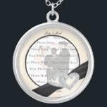 Elegante collar de redondeo negro con cinta de oro<br><div class="desc">Personalice este collar de bonito para que tenga como favores matrimoniales en la recepción de su boda o para que usted mismo lo tenga como recuerdo de su día especial. Este collar es también el regalo perfecto para la novia en su ducha de novia. Personalice agregando su foto y cambiando...</div>