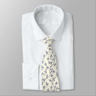 Elegante corbata floral azul y marfil en el cuello