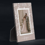 Elegante Cuadro de Boda sin Marco con Caballete<br><div class="desc">Placa de mesa con caballete incorporado que presenta tu foto favorita rodeada de un hermoso borde de follaje blanco,  puntos y bayas sobre un fondo de color taupe rosa</div>