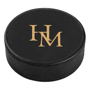 Elegante disco de hockey negro con letras de monog