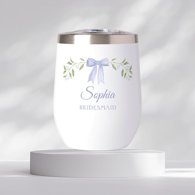 Elegante Dusty Blue Bow Nombre Bridesmaid Propuest (Personalized bridesmaid stemless wine glass tumbler with elegant watercolor floral bow design.)
