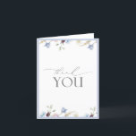 Elegante Dusty Blue Wildflower Tarjeta de agradeci<br><div class="desc">La gratitud merece ser expresada con gracia. Esta tarjeta de agradecimiento, bordeada de un azul polvoriento y adornada con flores pintadas suavemente, ofrece una manera elevada de cerrar tu experiencia de ducha de novia con sinceridad y estilo. La tipografía subestimada hace que sea lo suficientemente versátil para todo, desde favores...</div>