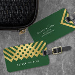 Elegante etiqueta de equipaje geométrico verde de<br><div class="desc">Manténgase en contacto con nosotros con esta elegante etiqueta de bolso verde que presenta un diseño geométrico de oro falso audaz. Personalice esta etiqueta con su información y para obtener más opciones como cambiar el tipo de letra y su tamaño, haga clic en el botón "Personalizar". *Tenga en cuenta que...</div>