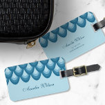 Elegante etiqueta de viaje geométrica azul de lágr<br><div class="desc">Manténgase en forma mientras viaja con esta etiqueta de equipaje que presenta un patrón geométrico único de lágrimas en tonos azules. Personalice esta etiqueta con su información y para obtener más opciones, como cambiar el tipo de letra y su tamaño, haga clic en el botón "Personalizar". *Tenga en cuenta que...</div>