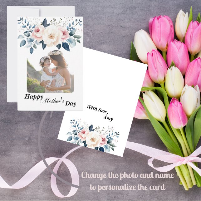 Elegante Floral de fondo azul y blanco Rubor (Surprise your mom with this elegant floral Mother's Day card!)