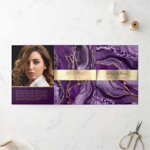Elegante folleto triplio de morado y oro agate