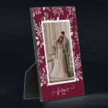 Elegante foto de matrimonio sin marco de imagen de<br><div class="desc">Una placa de mesa con un caballete empotrado muestra tu foto favorita rodeada de un hermoso borde de follaje blanco, puntos y bayas sobre un fondo borgoñón. CAMBIAR el color de fondo para COINCIDIR con la foto. CAMBIAR el texto de FOREVER a cualquier cosa - CONSEJO: coloque el texto entre...</div>