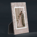 Elegante foto de matrimonio sin marco de imagen de<br><div class="desc">Placa de tableta con un caballete empotrado muestra tu foto favorita rodeada de un hermoso borde de follaje blanco, puntos y bayas sobre un fondo rosa pálido. CAMBIAR el color de fondo para COINCIDIR con la foto. CAMBIAR el texto de FOREVER a cualquier cosa - CONSEJO: coloque el texto entre...</div>