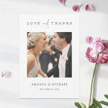 Elegante foto simple tarjeta Boda de agradecimient<br><div class="desc">Este sencillo boda de fotos personalizado de moda, gracias a la plantilla de tarjeta, presenta un diseño elegante, minimalista y moderno. La forma predeterminada son las esquinas nítidas estándar, pero las esquinas redondeadas también funcionan maravillosamente con este diseño, por lo que intenta ver ambos aspectos y ver cuál te agarra....</div>