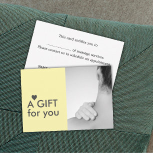 Elegante foto terapista de masaje corazón gris ama