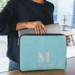 Elegante funda de portátil monograma azul<br><div class="desc">Elegante manga de portátil Blue Abstract. Proteja su portátil con esta funda de portátil ligera, verde azulada y de color beige y abstracto. Fácilmente personalizarlo con su propio nombre (o cualquier otro nombre) pulsando en el botón "PERSONALIZAR ESTA PLANTILLA". Esta manga portátil es para aquellos que deseen proteger el ordenador...</div>