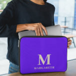 Elegante funda para portátil monograma azul brilla<br><div class="desc">Elegante Funda para portátiles de Monograma Azul brillante Proteja su portátil con esta funda para portátil de tipo beige y azul brillante. Fácilmente personalizarlo con su propio nombre (o cualquier otro nombre) pulsando en el botón "PERSONALIZAR ESTA PLANTILLA". Esta funda portátil es para aquellos que deseen proteger el portátil con...</div>