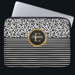Elegante funda para portátil monograma de leopardo<br><div class="desc">Un patrón de leopardo negro y blanco con rayas blancas y negras y un elegante monograma dorado y negro decoran esta funda de portátil. ¡Personalízalo por ti mismo o por un regalo! Diseñado para ti por Blackberry Boulevard.</div>