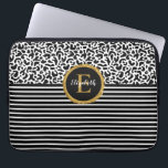 Elegante funda para portátil monograma de leopardo<br><div class="desc">Un patrón de leopardo negro y blanco con rayas blancas y negras y un elegante monograma dorado y negro decoran esta funda de portátil. ¡Personalízalo por ti mismo o por un regalo! Diseñado para ti por Blackberry Boulevard.</div>