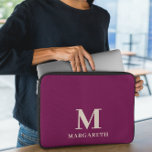 Elegante funda para portátil monograma rojo de vin<br><div class="desc">Elegante funda para portátil Wine Red Monogram Proteja su portátil con este mango portátil de color rojo y beige. Fácilmente personalizarlo con su propio nombre (o cualquier otro nombre) pulsando en el botón "PERSONALIZAR ESTA PLANTILLA". Esta funda portátil es para aquellos que deseen proteger el portátil con una paleta de...</div>
