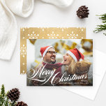 Elegante guión de navidad dorado<br><div class="desc">La tarjeta de fotografía de vacaciones presenta un diseño superpuesto de "Feliz Navidad" en un hermoso texto de escritura blanca. Personalice con sus nombres, el año y una foto de estilo paisajístico favorita. Un elegante patrón de oro (se puede personalizar) y copos de nieve blancos se viste por la parte...</div>