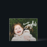 Elegante Guión de Pincel Joyful Moderno Tarjeta de<br><div class="desc">Tarjeta de Navidades religiosos de estilo moderno con un diseño sencillo y mínimo con "Joyful" en un guión elegante de pincel blanco junto con tu mensaje y nombre familiar sobre tu foto favorita. La parte de atrás tiene un collage de fotos compuesto por seis imágenes cuadradas.</div>