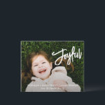 Elegante Guión de Pincel Joyful Moderno Tarjeta de<br><div class="desc">Tarjeta de Navidades religiosos de estilo moderno con un diseño sencillo y mínimo con "Joyful" en un guión elegante de pincel blanco junto con tu mensaje y nombre familiar sobre tu foto favorita. La parte de atrás tiene un collage de fotos compuesto por seis imágenes cuadradas.</div>