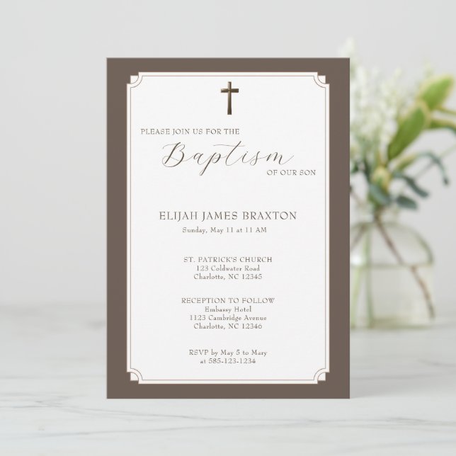 Elegante guión moderno Taupe Baptismo Invitación (Anverso de pie)