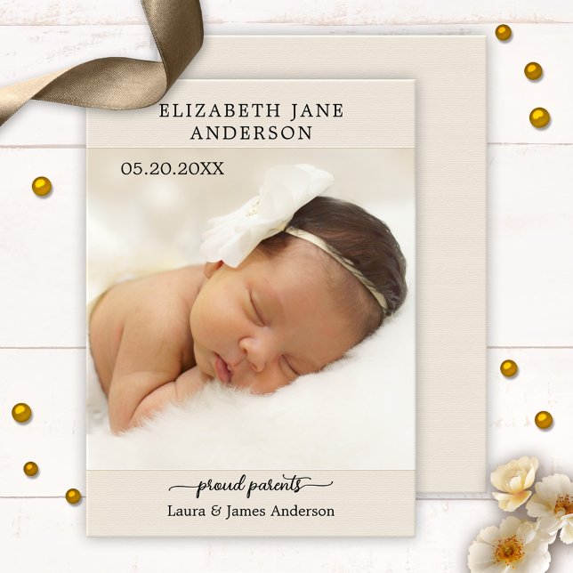 Elegante guión tarjeta de anuncio de nacimiento de (Baby birth announcement card featuring a photo of your baby framed by a simple beige burlap design)