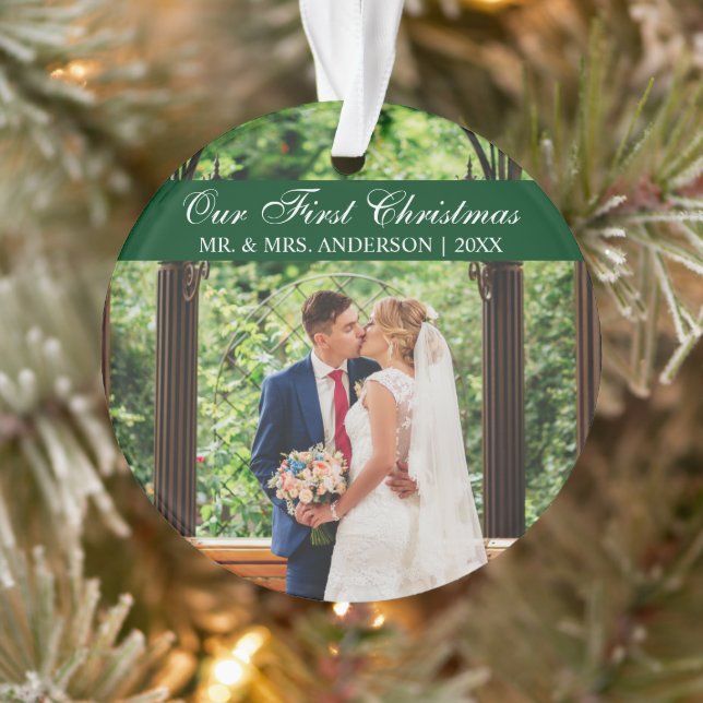 Elegante guión verde nuestro primer ornamento de N (Árbol)