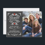 Elegante Holly Chalkboard Navidades Foto Tarjeta p<br><div class="desc">Estilo vintage de pizarra con tarjeta de felicitación de ferias navideñas con plantilla de foto. Elegante diseño en blanco y negro con una hermosa corona hueca de poinsettia roja, marco retro festivo y tipografía decorativa de estilo de letterpress en pizarra gris de fondo de pizarra. Añade tu foto familiar de...</div>