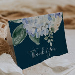 Elegante Hydrangea Azul | Tarjeta de agradecimient<br><div class="desc">Esta elegante tarjeta azul hidrangea en blanco marina de agradecimiento es perfecta para un boda de primavera o verano. El diseño floral clásico presenta hidrangeas de color azul en polvo suave acentuadas con flores negras neutras y hojas verdes. Estas tarjetas se pueden usar para un boda, una ducha de novia...</div>