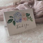 Elegante Hydrangea Azul | Tarjeta de agradecimient<br><div class="desc">Esta elegante tarjeta azul hidrangea blanca de agradecimiento es perfecta para un boda de primavera o verano. El diseño floral clásico presenta hidrangeas de color azul en polvo suave acentuadas con flores rosas neutras y hojas verdes. Personaliza el interior de la tarjeta con tus nombres y un mensaje de agradecimiento....</div>