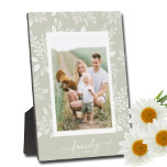 Elegante Imagen Easel Portafolio sin marco<br><div class="desc">La placa de mesa con un caballete empotrado muestra tu foto favorita rodeada de un hermoso borde de follaje blanco, puntos y bayas sobre un fondo verde pálido. CAMBIAR el color de fondo para COINCIDIR con la foto. CAMBIAR el texto de la FAMILIA a cualquier cosa - CONSEJO: coloque el...</div>
