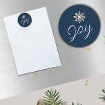 Elegante imán de alegría de copo de nieve<br><div class="desc">Añada un toque de elegancia a su decoración de vacaciones con este elegante imán de alegría de copo de nieve. El imán redondo presenta un copo de nieve plateado en la parte superior y la palabra "Alegría" en letra de guión, creando un diseño festivo y elegante. Perfecto para adornar tu...</div>