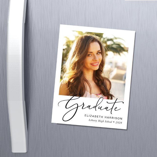 Elegante imán de graduación de fotos de guión (An elegant photo graduation announcement magnet to celebrate the graduate's achievements)