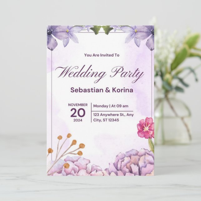 Elegante invitación a la boda con flores moradas (Anverso de pie)