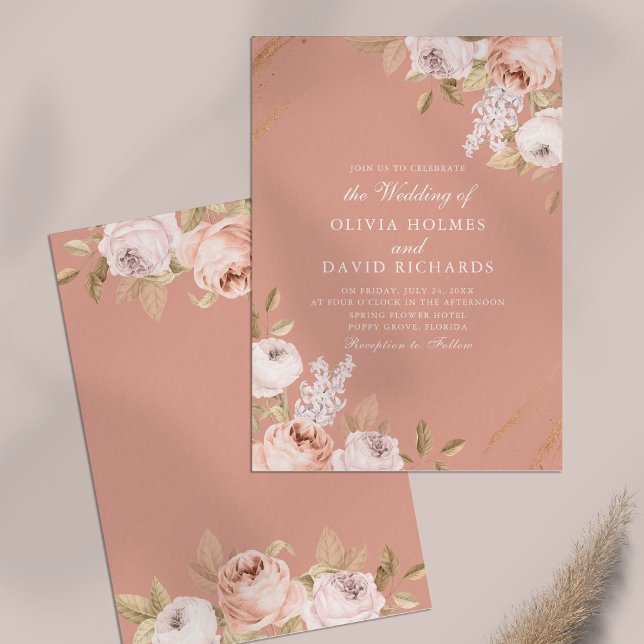 Elegante invitación a la boda de peones rosados (Elegant Pink Peony Wedding Invitation on table.)