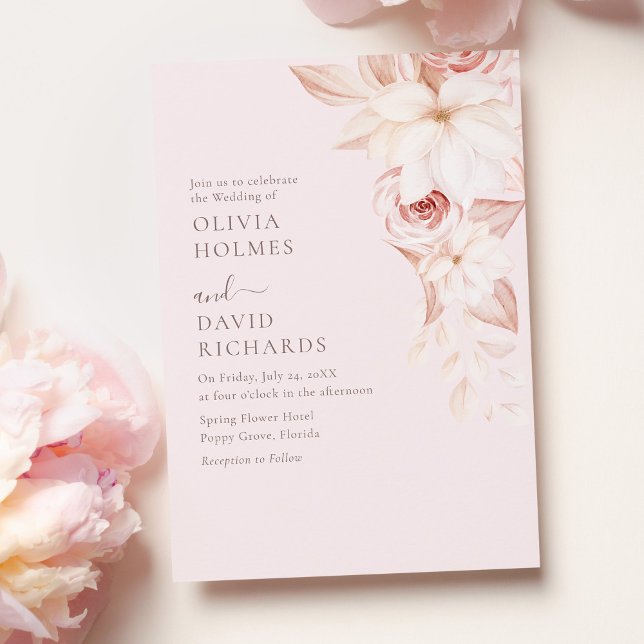 Elegante invitación a la boda de rosas rosa pálido (Elegant Pale Pink Roses Wedding Invitation on a table with pink roses.)