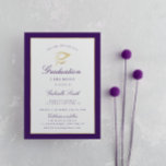 Elegante invitación a la ceremonia de graduación c<br><div class="desc">Una elegante tarjeta de ceremonia de graduación con oro falso y morado. Los detalles del texto y la imagen se pueden personalizar.</div>